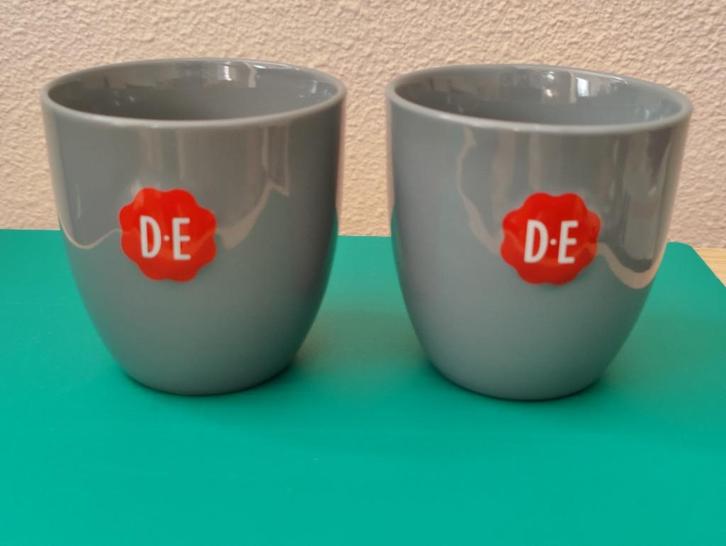 Twee grijze Douwe Egberts mokken, gereserveerd voor Sandra, Huis en Inrichting, Keuken | Servies, Zo goed als nieuw, Kop(pen) en/of Schotel(s)