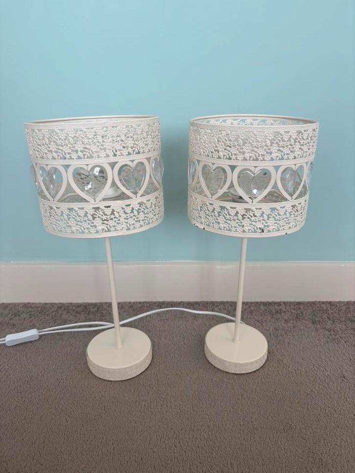 Twee leuke witte lampjes met hartjes, Huis en Inrichting, Lampen | Tafellampen, Gebruikt, Minder dan 50 cm, Metaal, Ophalen of Verzenden