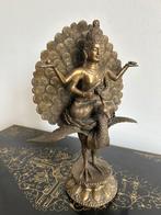 Bronzen beeld van Mahamayuri gezeten op een pauw, Antiek en Kunst, Ophalen of Verzenden