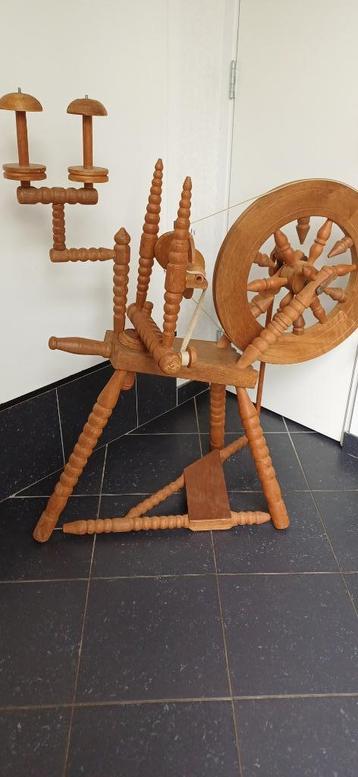 Prachtig blank houten spinnenwiel. beschikbaar voor biedingen