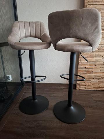 Te koop aangeboden 2 barkrukken Milet fluweel kleur taupe  beschikbaar voor biedingen