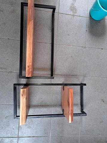 4 houten planken met metalen frame