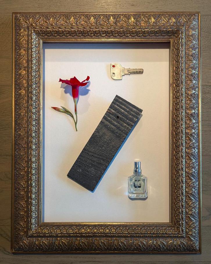 Kunstwerk "De sleutel en het stukje hout", Antiek en Kunst, Kunst | Designobjecten, Verzenden