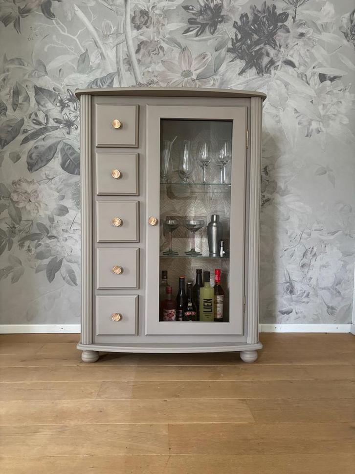 Beige Vitrinekast met Gouden Details, Huis en Inrichting, Kasten | Vitrinekasten, Zo goed als nieuw, 100 tot 150 cm, 50 tot 100 cm