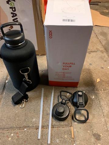 Grote waterfles met hoes en accessoires beschikbaar voor biedingen