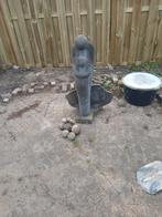 Beeld voor in de tuin met een bak vol stenen., Tuin en Terras, Waterpartijen en Fonteinen, Ophalen, Zo goed als nieuw, Waterornament