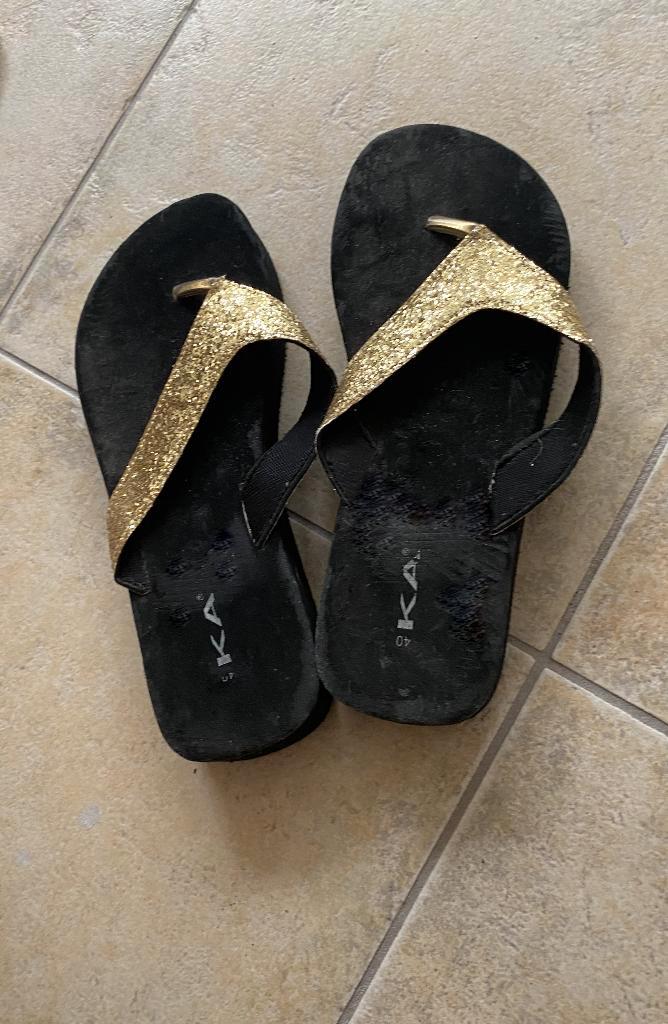 DAMES slippers met sleehak, goud / zwart, mt 40, merk KA, Kleding | Dames, Schoenen, Nieuw, Sneakers of Gympen, Zwart, Ophalen of Verzenden