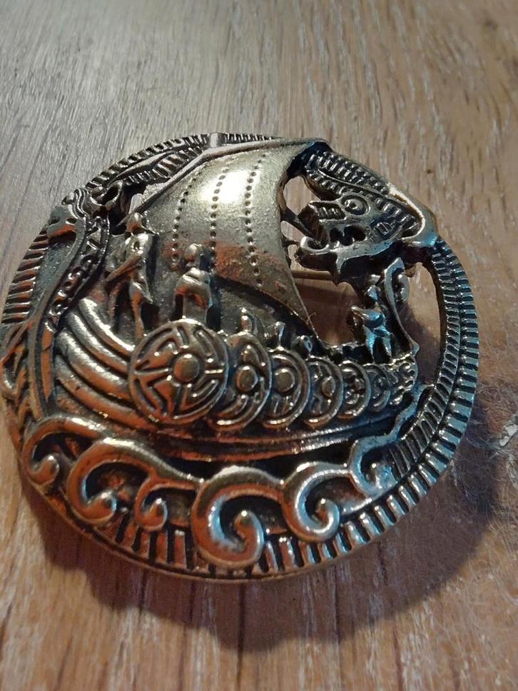 Viking Schip Broche - Noors Design, Sieraden, Tassen en Uiterlijk, Broches, Gebruikt, Overige materialen, Zilver, 4 tot 7 cm, Ophalen of Verzenden
