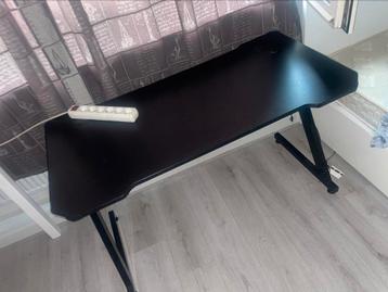 Gaming tafel nieuw met RGB beschikbaar voor biedingen