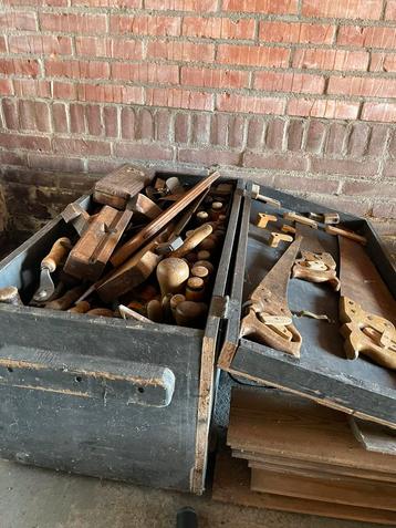 Antieke Gereedschapskist vol met houtbewerkings gereedschap beschikbaar voor biedingen