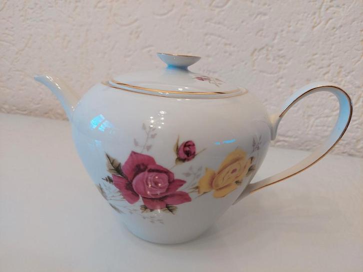 Cmielow (Poland) theepot  met rozendecor, Huis en Inrichting, Keuken | Servies, Gebruikt, Overige typen, Overige stijlen, Porselein