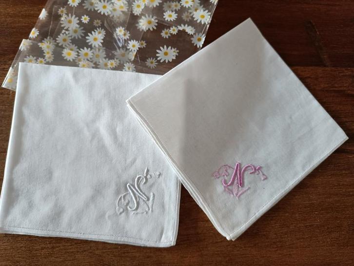 Nieuwe Dames Zakdoekjes met Geborduurde Letter N, Antiek en Kunst, Antiek | Kleden en Textiel, Ophalen of Verzenden