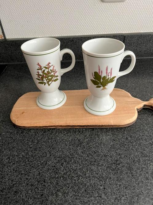 Porseleinen mokken op voet wildflower, Verzamelen, Porselein, Kristal en Bestek, Zo goed als nieuw, Overige typen, Porselein, Ophalen of Verzenden