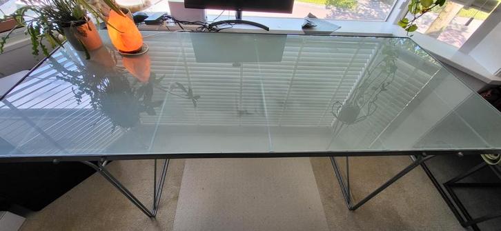 Eettafel - Bureau stalen grijs frame mat glazen blad, Huis en Inrichting, Tafels | Eettafels, Zo goed als nieuw, 50 tot 100 cm