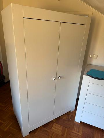 Witte kledingkast met deuren beschikbaar voor biedingen
