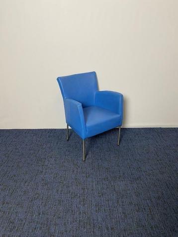 Vergaderstoel, blauw leder, chroom 4-poot onderstel beschikbaar voor biedingen