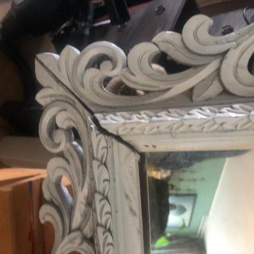Grote sierlijke spiegel met bewerkte lijst beschikbaar voor biedingen