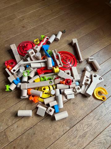 Houten knikkerbaan – compleet met onderdelen en knikkers beschikbaar voor biedingen