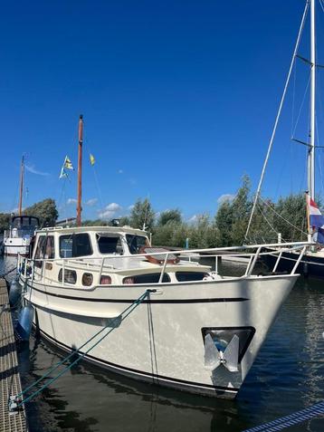 Motorjacht Bergumermeer 9.80m. beschikbaar voor biedingen