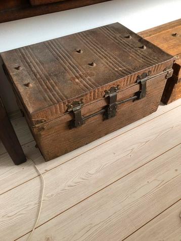 Grote ijzeren reiskist beschikbaar voor biedingen