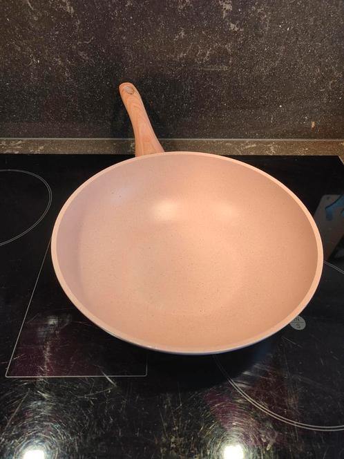 rose koekepan Bisetti stonerose 28 cm, Huis en Inrichting, Keuken | Potten en Pannen, Zo goed als nieuw, Wok, Aluminium, Inductieplaat