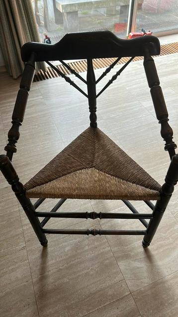 antiek stoeltje beschikbaar voor biedingen