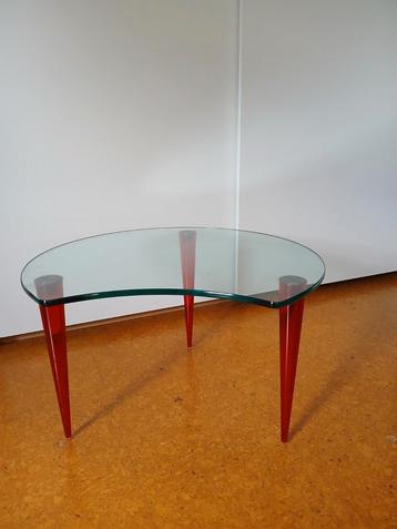 Te koop: glazen bijzettafel met rode glazen pootjes beschikbaar voor biedingen