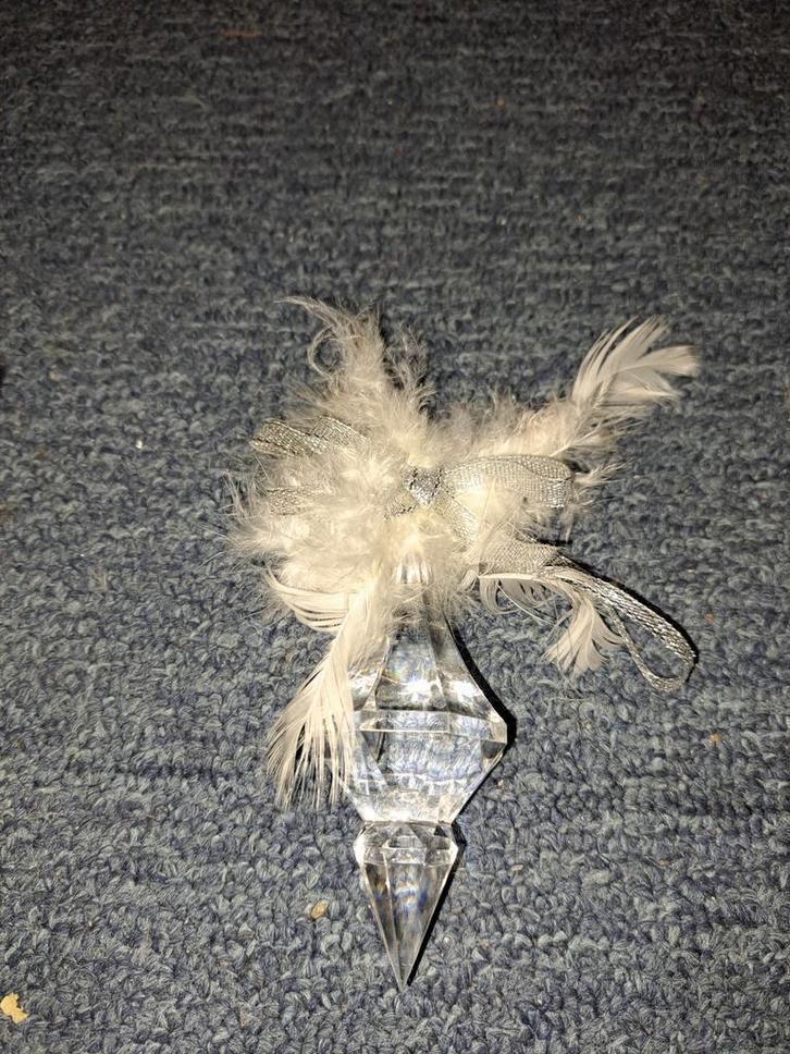 Mooie kerstbal met veren, Sieraden, Tassen en Uiterlijk, Broches, Zo goed als nieuw, Overige materialen, Wit, Minder dan 4 cm