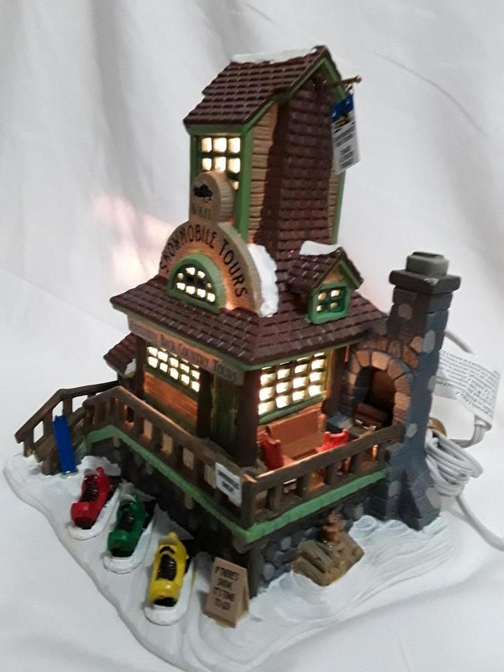 Lemax 95857 snowmobile tours jaar 2009., Diversen, Kerst, Zo goed als nieuw, Ophalen of Verzenden