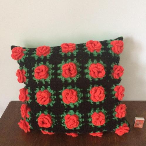 Gehaakt sierkussen roosjes rozen felrood felgroen rood groen, Huis en Inrichting, Woonaccessoires | Kussens, Zo goed als nieuw