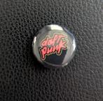 Muziek: Daft Punk Button Speld Pin - Rood & Goud, Ophalen of Verzenden, Nieuw, Overige onderwerpen, Button