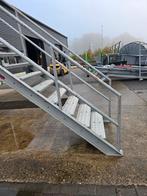 Stalen trap grijs. Hoog 2,35 mtr. Nog093, Doe-het-zelf en Verbouw, Ladders en Trappen, Ophalen, Zo goed als nieuw, 2 tot 4 meter