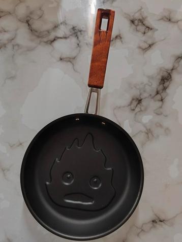 Koekenpan met Calcifer van Howl's Moving Castle beschikbaar voor biedingen