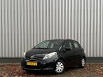Toyota Yaris 1.0 Vvt-i 5DR | NL auto | Lage KM | Vol opties, Auto's, 40 €/maand, 750 kg, Zwart, Origineel Nederlands
