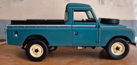 Land Rover II, III series 1:18 (Universal Hobbies HK), Hobby en Vrije tijd, Modelauto's | 1:18, Zo goed als nieuw, Overige merken