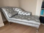 Chesterfield-look bank in zilver kunstleer z.g.a.n., Huis en Inrichting, Ophalen, Overige materialen, Minder dan 75 cm, Tweepersoons