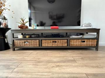 Landelijke set: tv-meubel + 2 salontafels met rotan manden beschikbaar voor biedingen