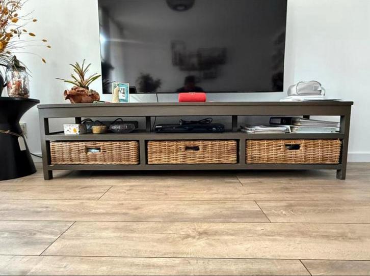 Landelijke set: tv-meubel + 2 salontafels met rotan manden, Huis en Inrichting, Kasten | Televisiemeubels, Zo goed als nieuw, Minder dan 100 cm