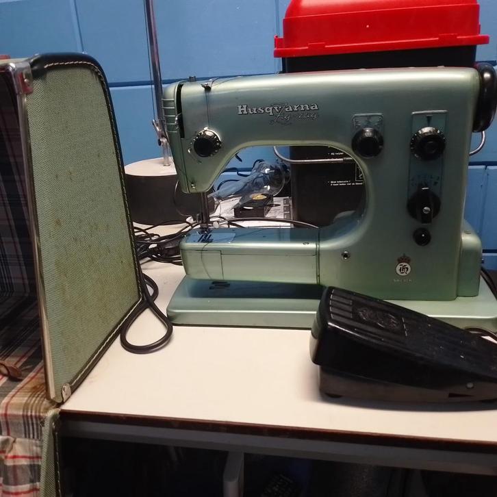 Husqvarna Naaimachine met Koffer, Antiek en Kunst, Antiek | Naaimachines, Ophalen