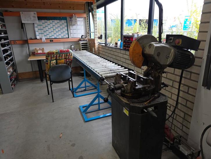 Metaalzaagmachine met rollenbaan, Zakelijke goederen, Machines en Bouw | Industrie en Techniek, Ophalen of Verzenden