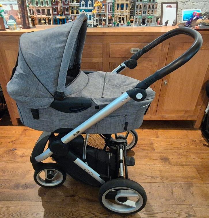 Mutsy evo Farmer grey+ complete set autostoelen+ base, Kinderen en Baby's, Kinderwagens en Combinaties, Zo goed als nieuw, Mutsy