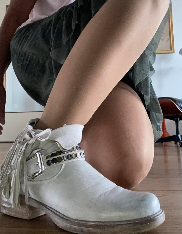 Broken White Leather Ankle Boots with Studs and Fringes, Kleding | Dames, Schoenen, Zo goed als nieuw, Lage of Enkellaarzen, Beige