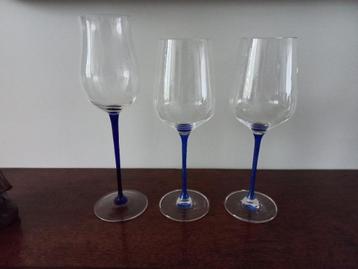 3 wijnglazen met blauwe poot van het merk Kisslinger
