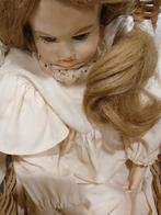 Porseleinen pop in rieten wieg met kant, Ophalen of Verzenden, Gebruikt, Overige typen