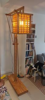 wie weet waar deze bijzondere lamp vandan komt?, Huis en Inrichting, Lampen | Vloerlampen, Ophalen, Zo goed als nieuw, Metaal