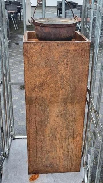Mooie grote ijzeren sokkel  100 cm bij 40 bij 40 cm. Cortico beschikbaar voor biedingen