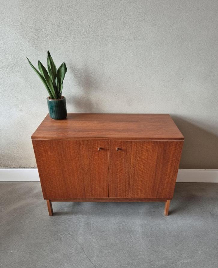 Vintage kast, Huis en Inrichting, Kasten | Dressoirs, Gebruikt, 100 tot 150 cm, 25 tot 50 cm, Met plank(en), Ophalen