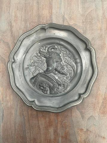 Tinnen bord van “Hagen von Tronje beschikbaar voor biedingen
