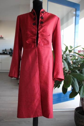 Elegante rode lange jas met bloemendetail, mt 38/40 beschikbaar voor biedingen