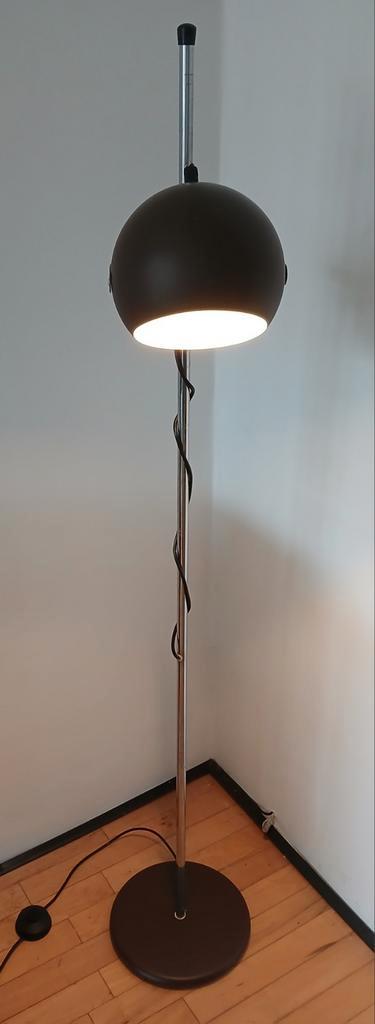 Vintage,jaren 70 vloerlamp met verstelbare donker bruine bol, Huis en Inrichting, Lampen | Vloerlampen, Gebruikt, 100 tot 150 cm